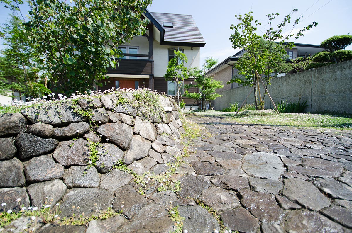 石畳とカラマツの庭 施工事例